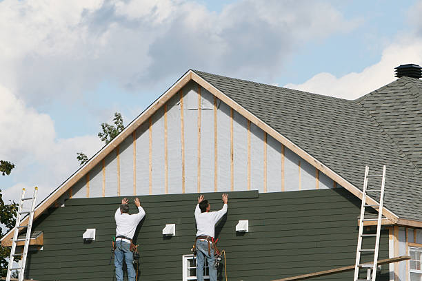 Professional Siding technician working in Sherwood, OH